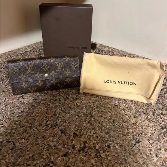 Louis Vuitton Monogram Sarah Wallet - Picture 1 of 15